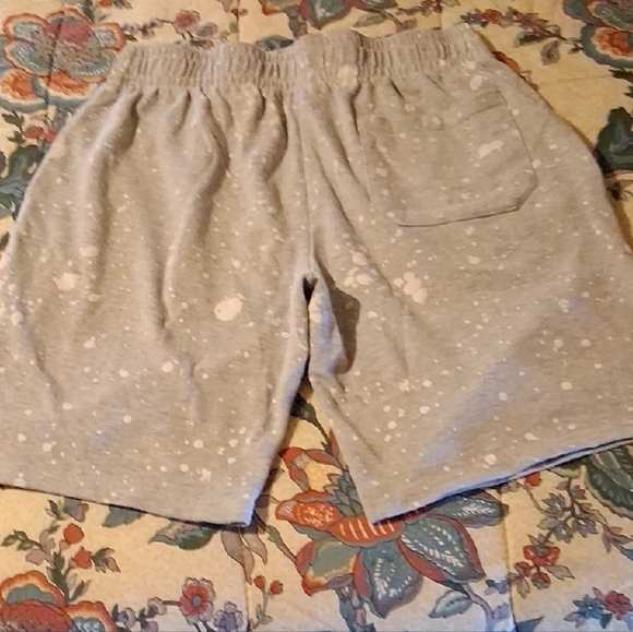 NBA Gray and Red Athletic Shorts with Bulls Design - Picture 5 of 7